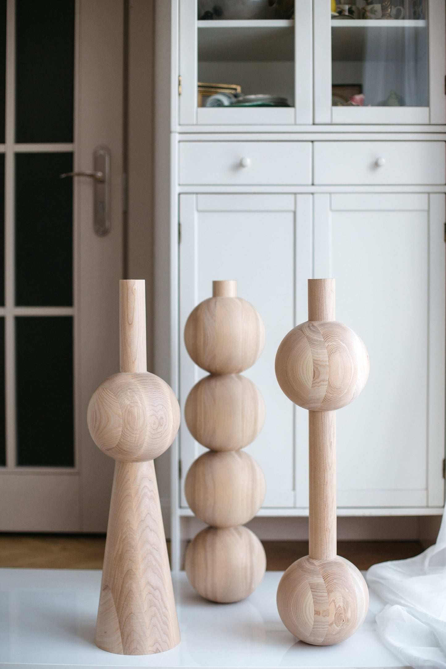 Tapered Wooden Furniture Leg with Sphere Detail – Lathe-Turned Design, H670 mm