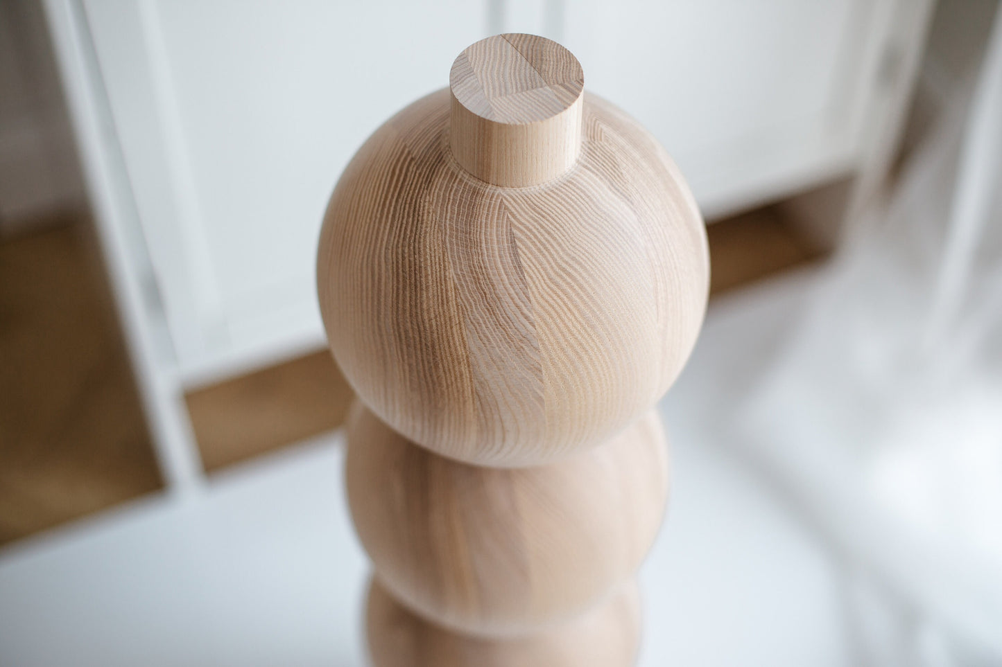 Wooden Furniture Leg with Four Sphere Details – Lathe-Turned Design, H670 mm