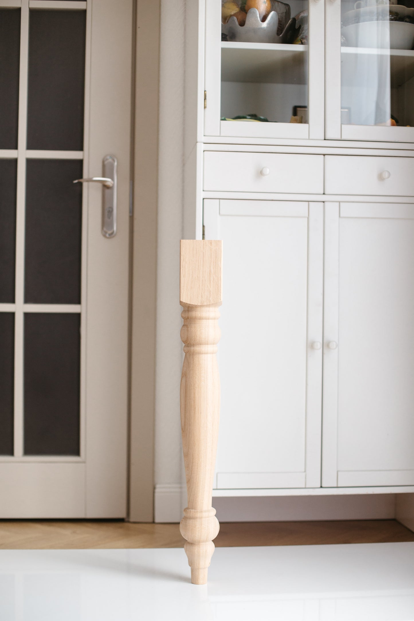Classic Wooden Table Leg – Lathe-Turned Furniture Support, H740 mm