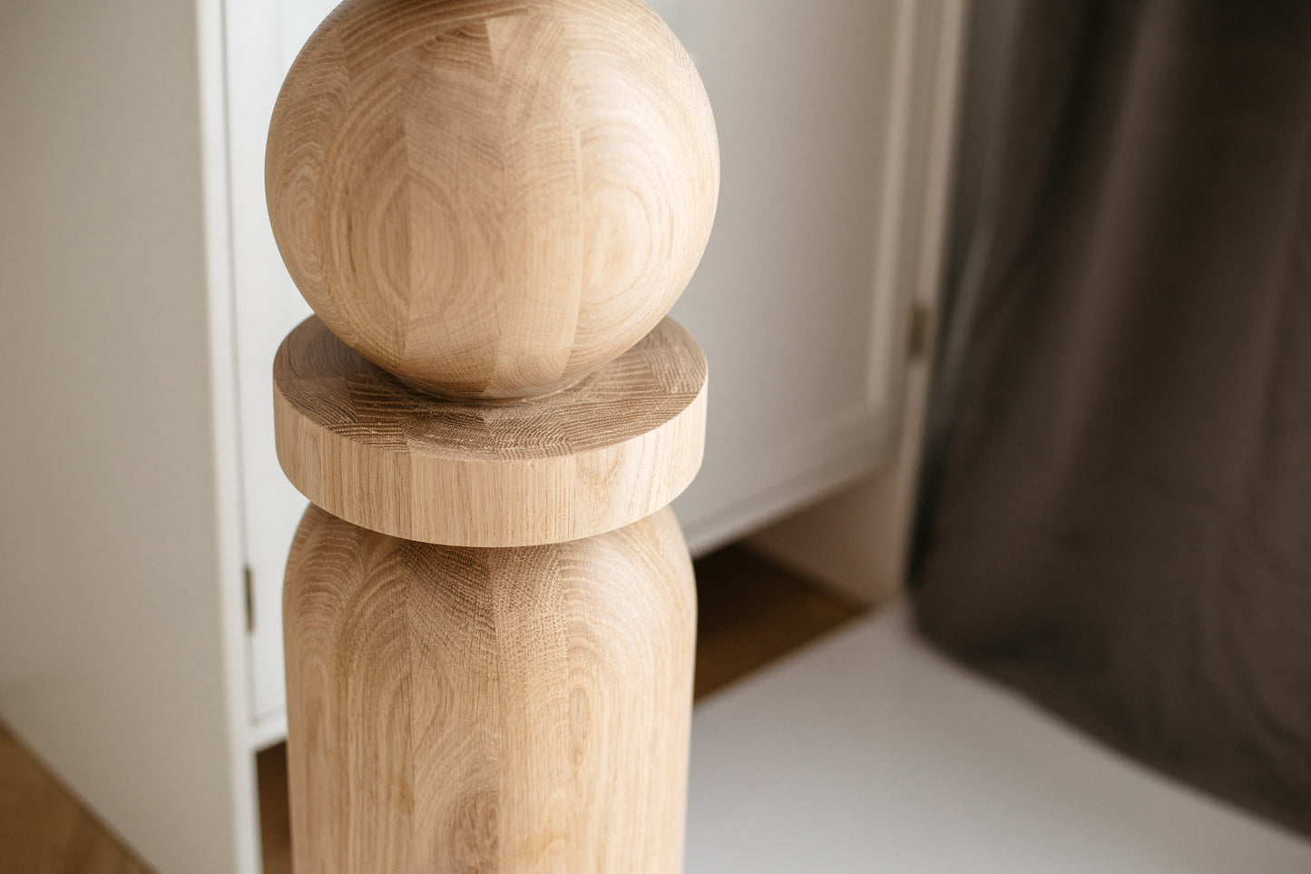 Wooden Pedestal Stand – Side Table or Plant Holder, Lathe-Turned Design, H900 mm