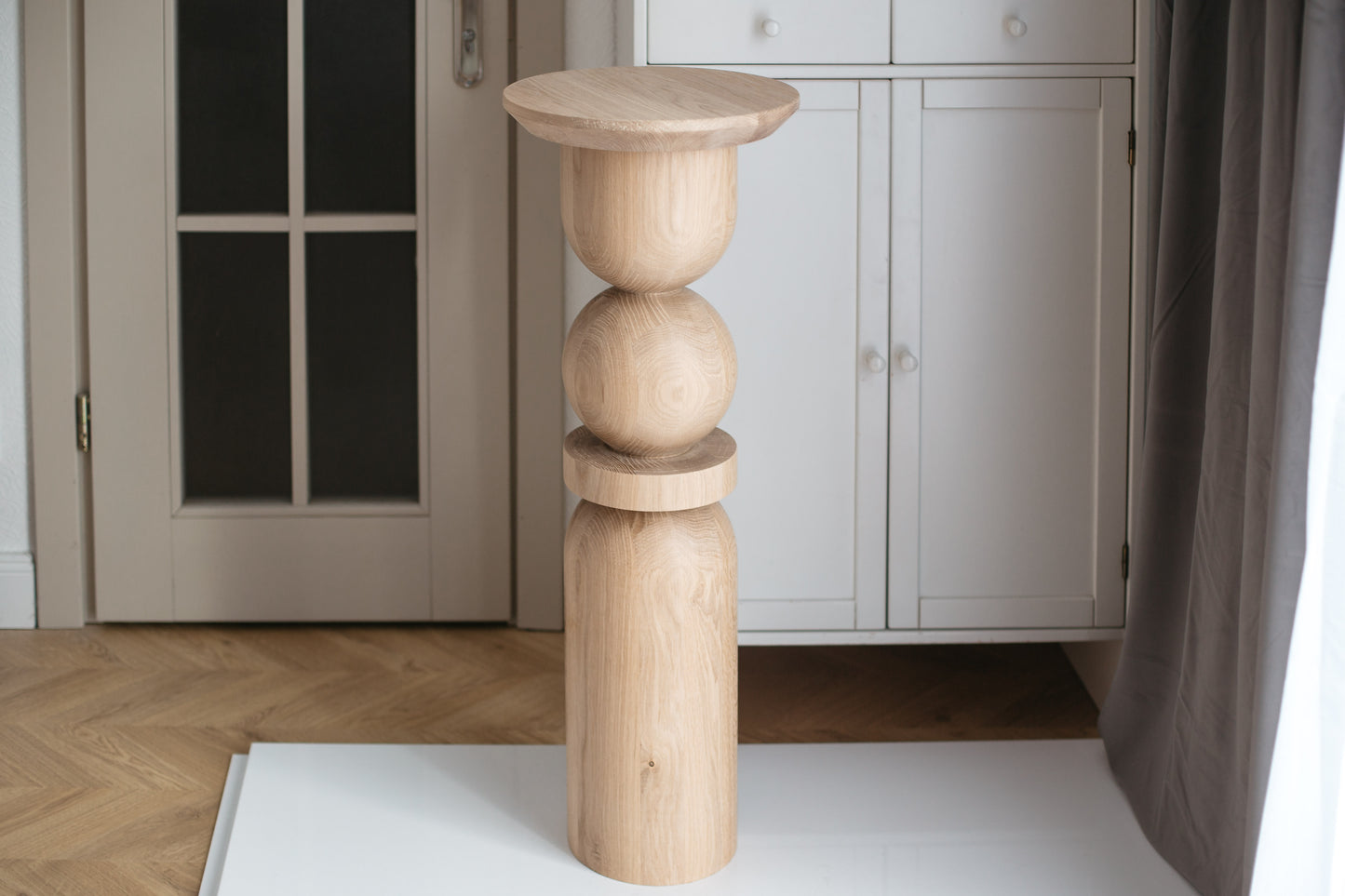 Wooden Pedestal Stand – Side Table or Plant Holder, Lathe-Turned Design, H900 mm