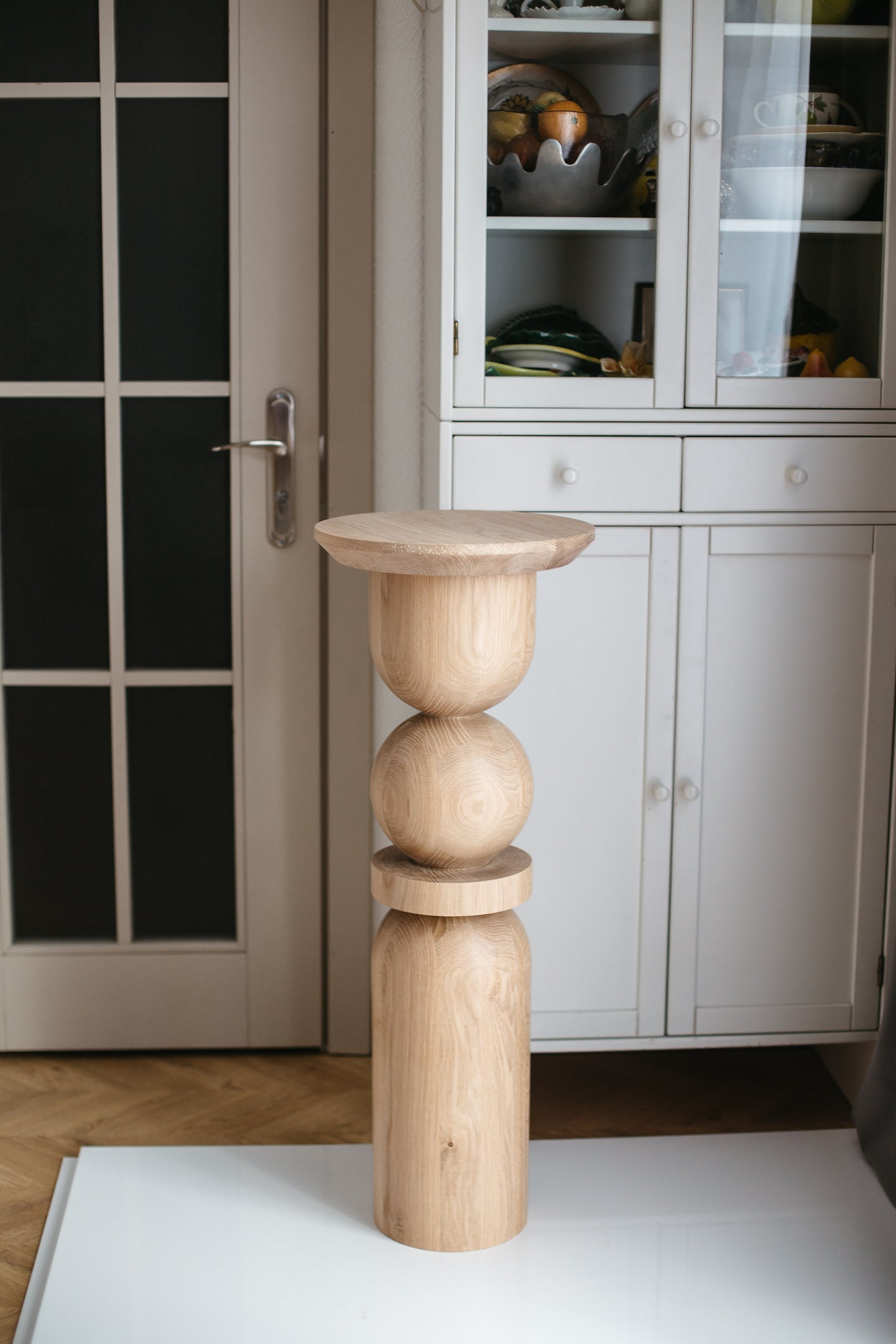 Wooden Pedestal Stand – Side Table or Plant Holder, Lathe-Turned Design, H900 mm