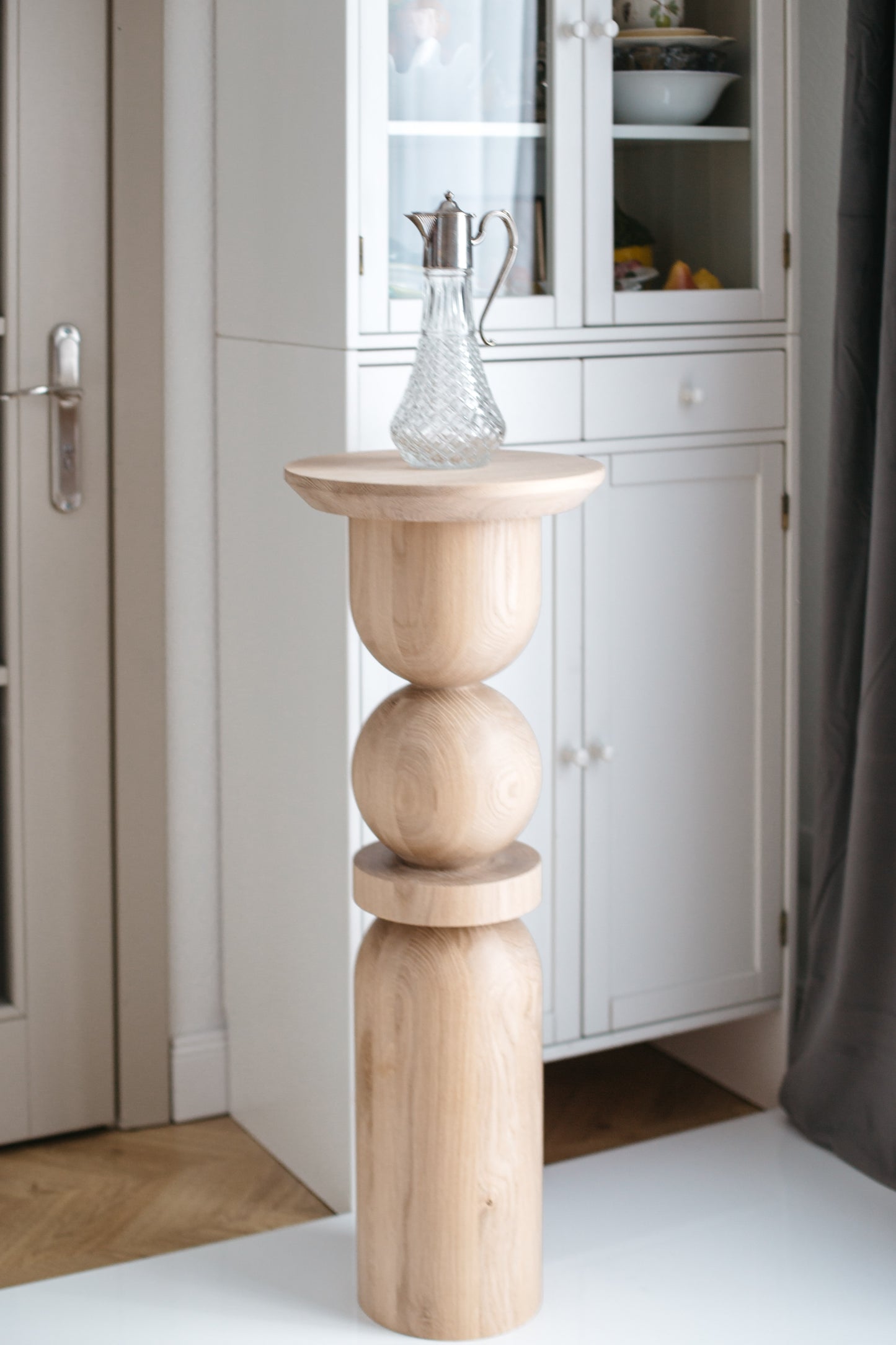 Wooden Pedestal Stand – Side Table or Plant Holder, Lathe-Turned Design, H900 mm