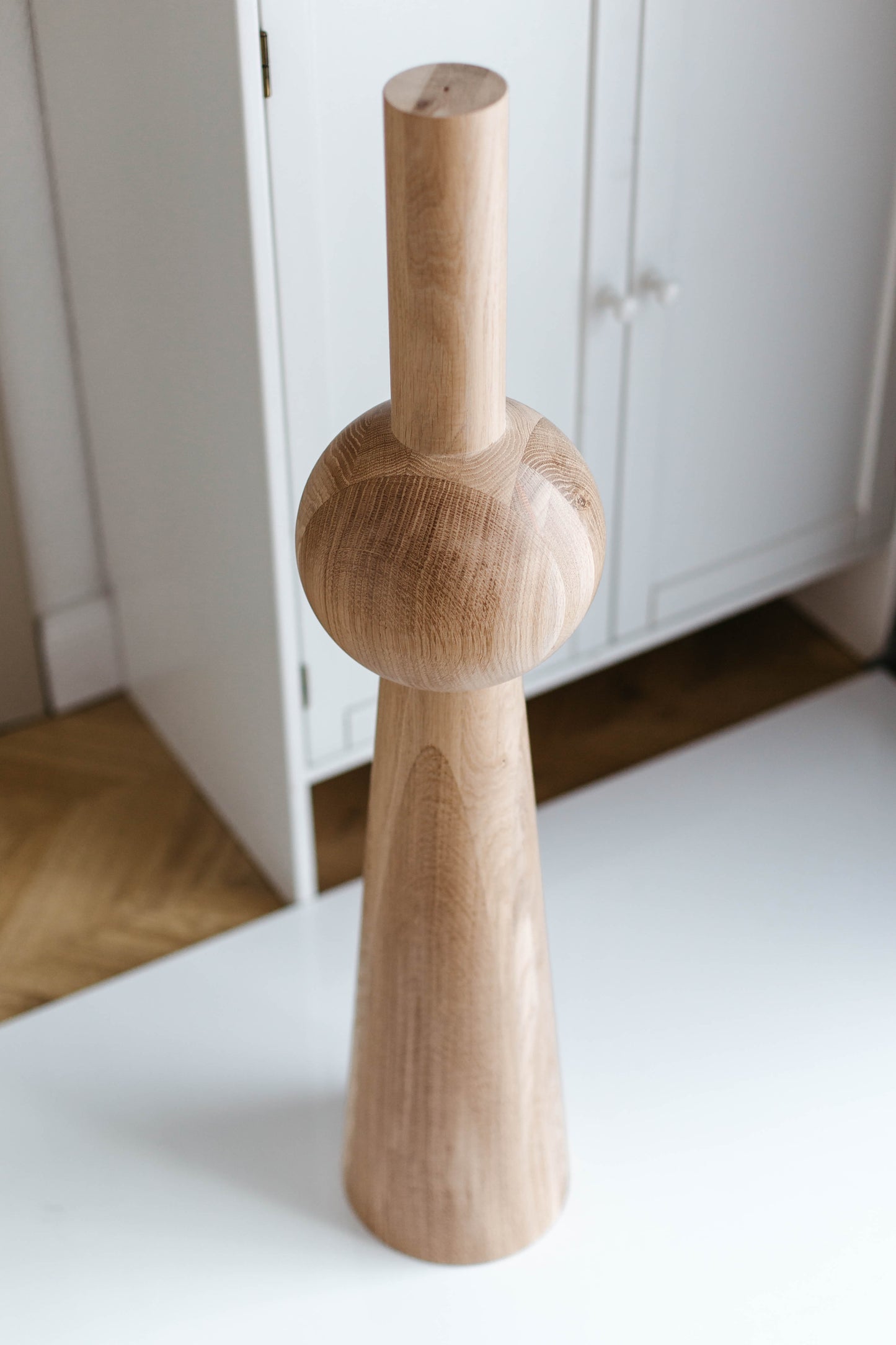 Tapered Wooden Furniture Leg with Sphere Detail – Lathe-Turned Design, H900 mm
