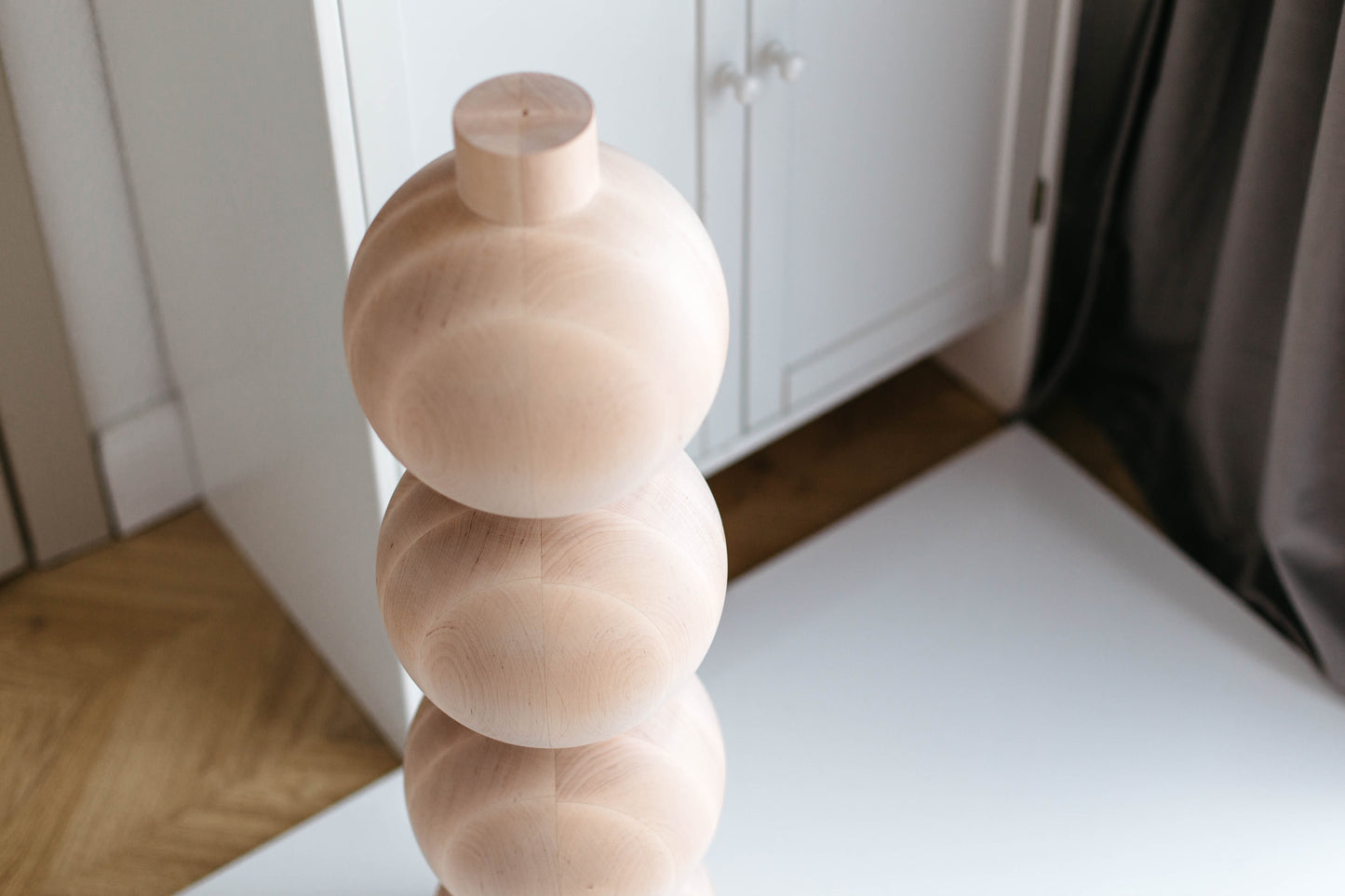 Wooden Furniture Leg with Four Sphere Details – Lathe-Turned Design, H770 mm