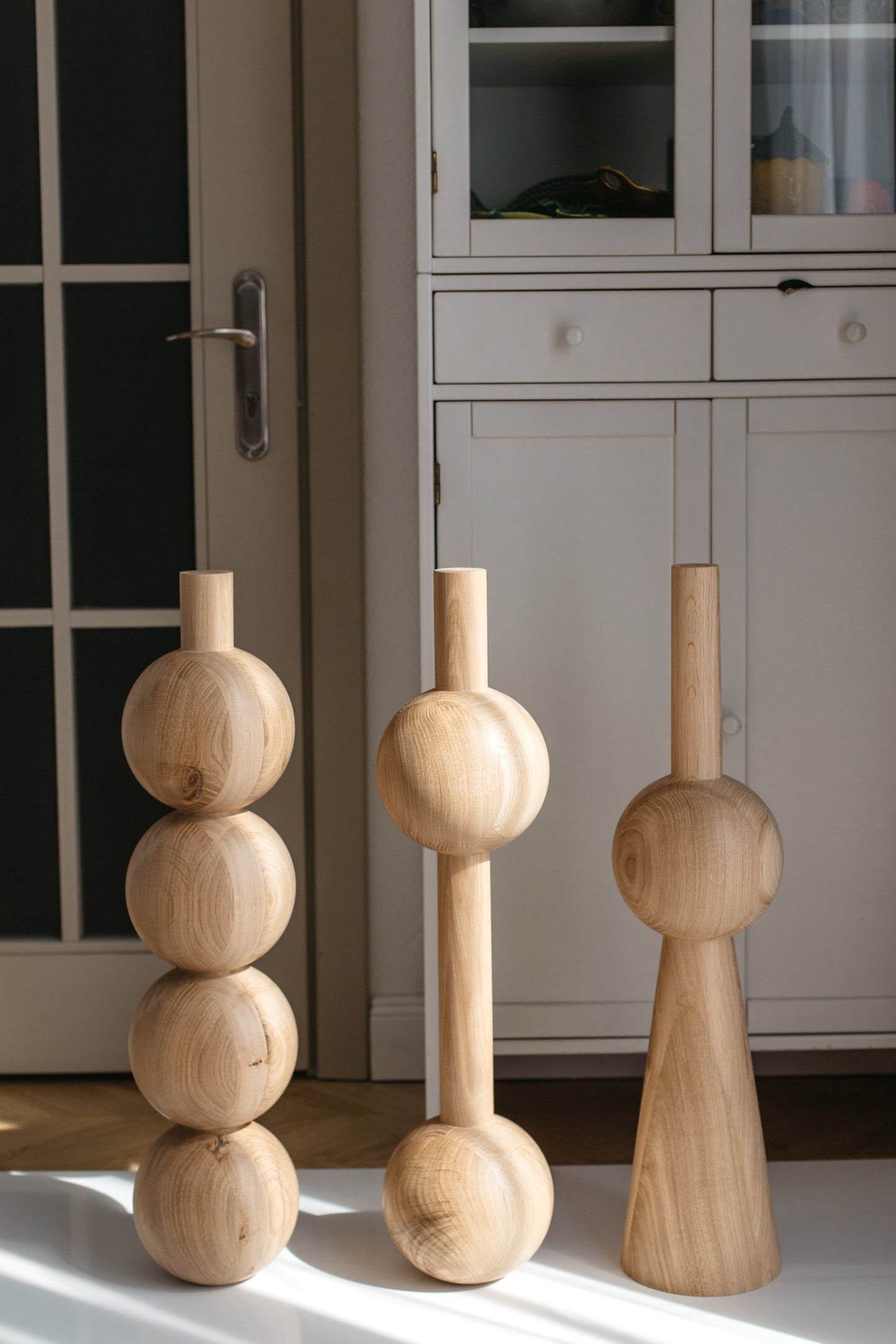 Wooden Furniture Leg with Four Sphere Details – Lathe-Turned Design, H710 mm