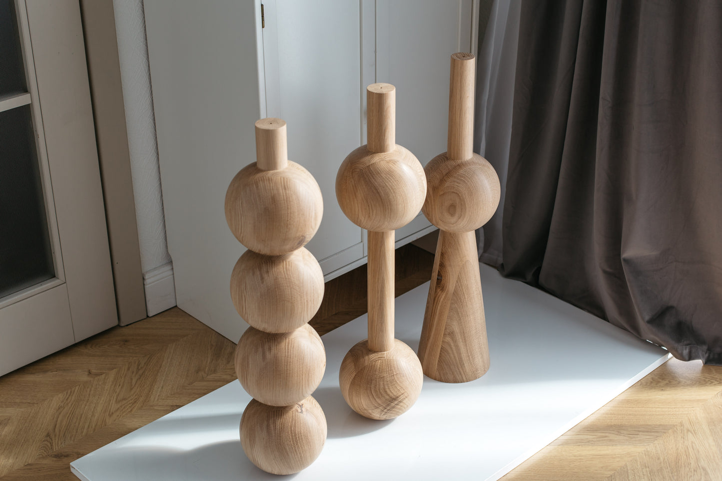 Wooden Furniture Leg with Double Sphere Detail – Lathe-Turned Design, H710 mm