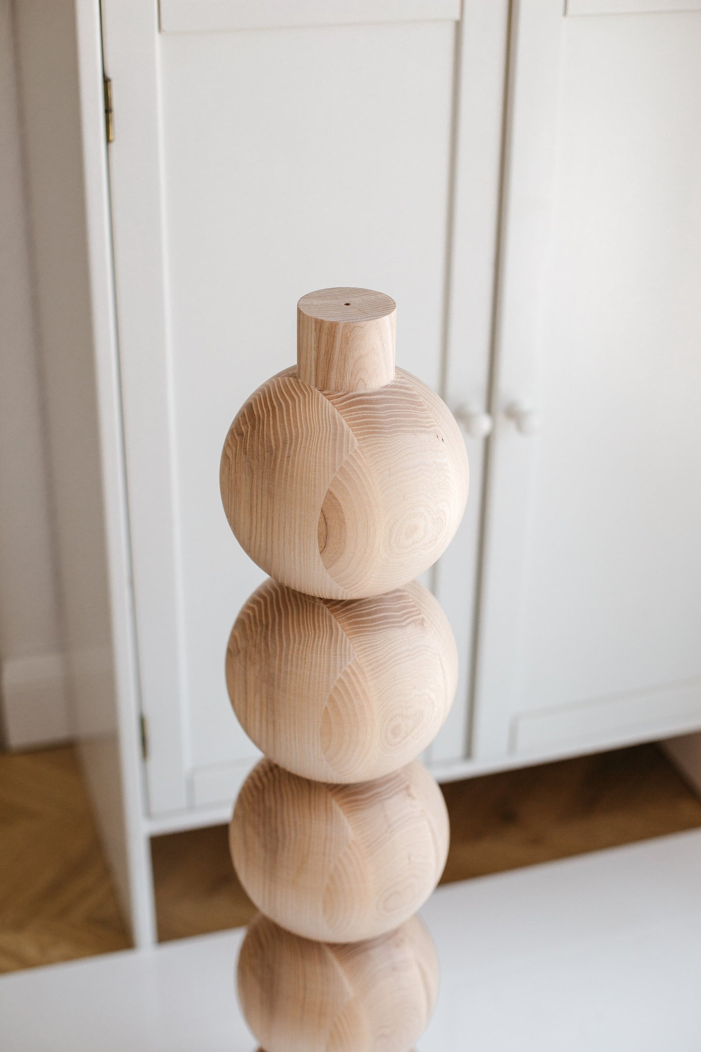 Wooden Furniture Leg with Five Sphere Details – Lathe-Turned Design, H730 mm