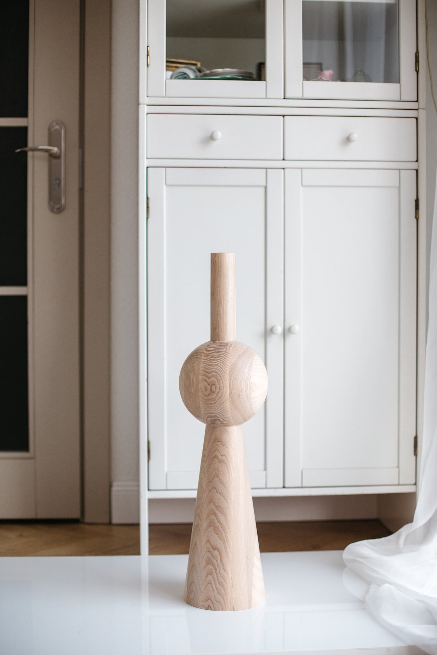 Tapered Wooden Furniture Leg with Sphere Detail – Lathe-Turned Design, H670 mm